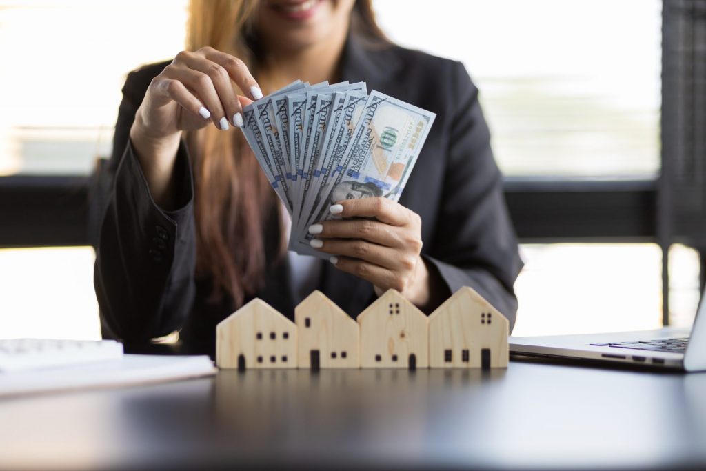 real estate agent businesswoman counting cash dep 2023 04 25 01 13 04 utc