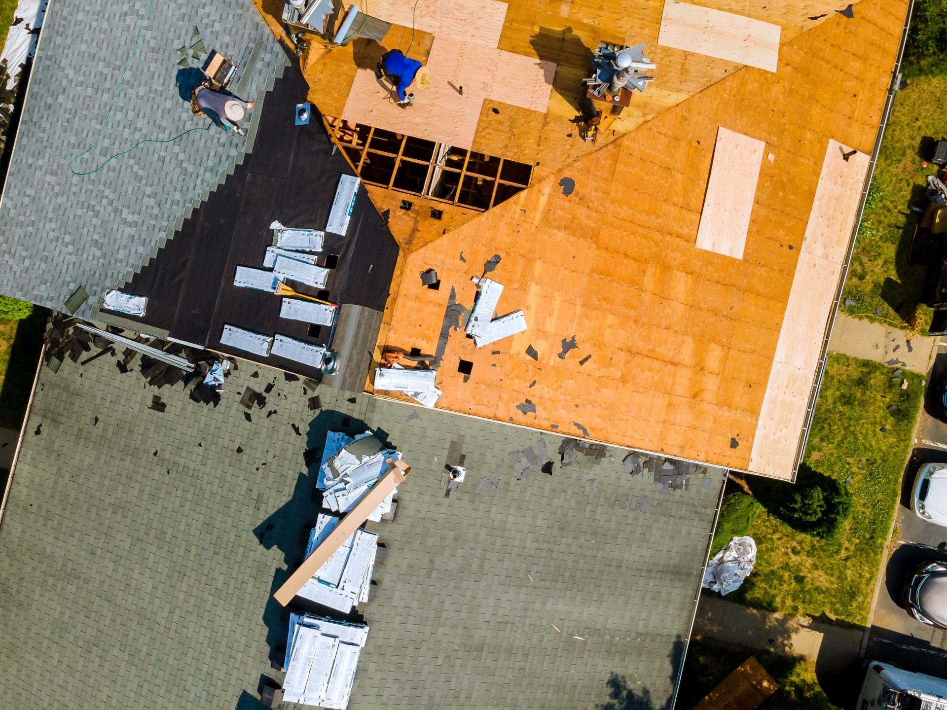 a worker replace shingles on the roof of a home re 2022 11 12 11 27 27 utc