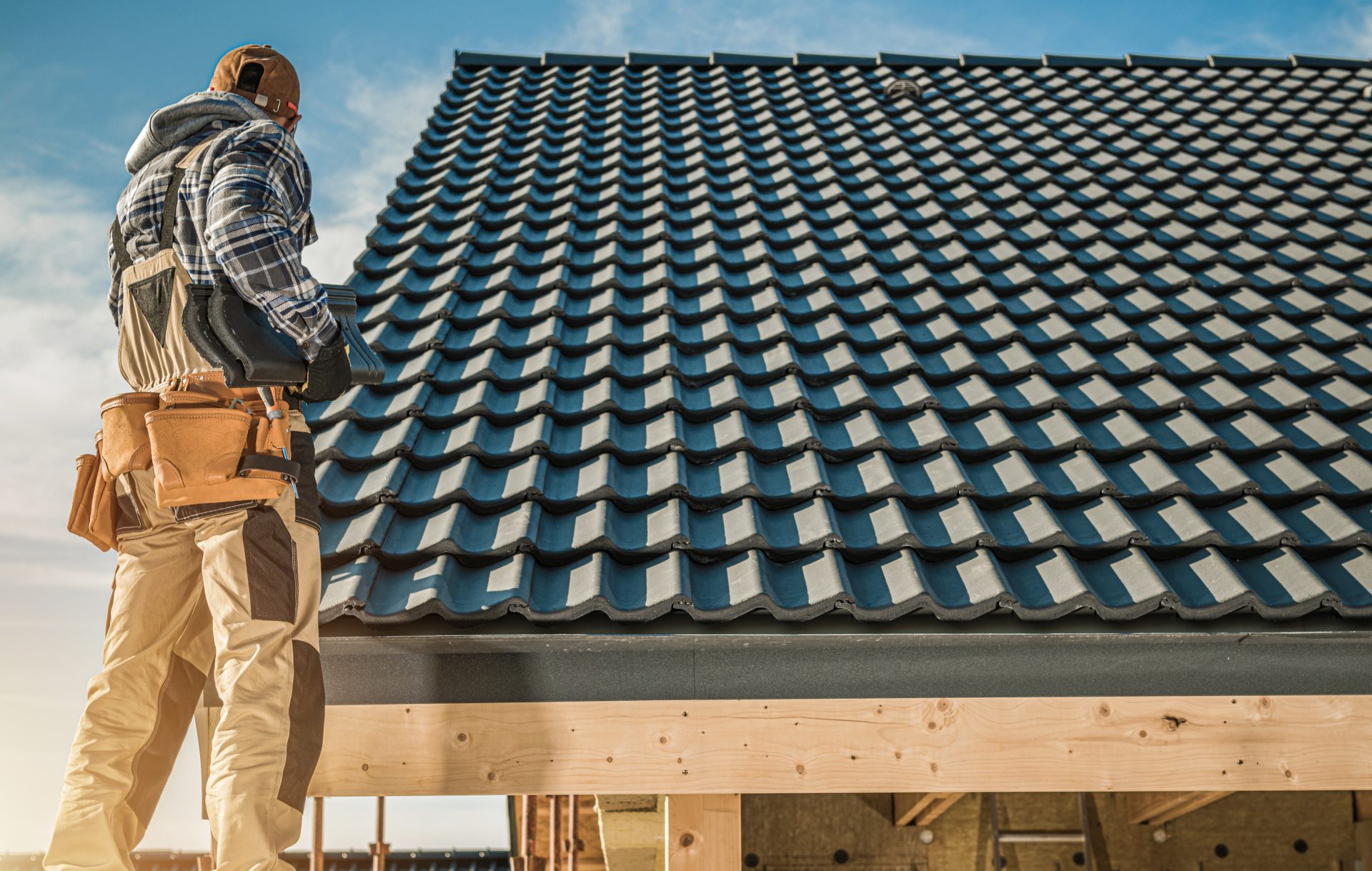 tile roofing worker 2022 12 16 11 53 21 utc